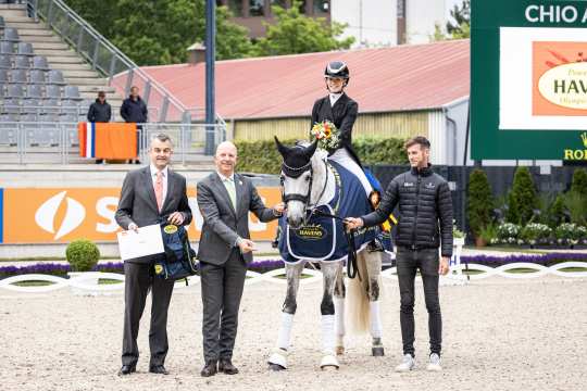 The photo shows the winner of the HAVENS Horsefeed-Prize Charlotte Fry, here together with Joris Kaanen, Managing Director of HAVENS, Jürgen Petershagen, Member of the Supervisory Board of the Aachen-Laurensberger Rennverein and her groom Richard Neale. Photo: Franziska Sack