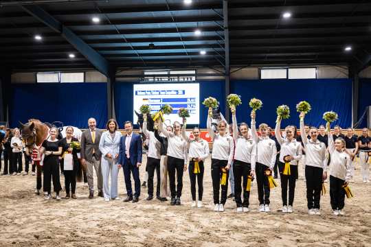 The photo shows the winners of the Prize of Sparkasse | Nations' Cup, Team Germany 2, as well as ALRV President Stefanie Peters, the Deputy Chairman of the Board of Sparkasse Aachen, Dr Christian Burmester, and FN President Hans-Joachim Erbel. Photo: CHIO Aachen/Jasmin Metzner