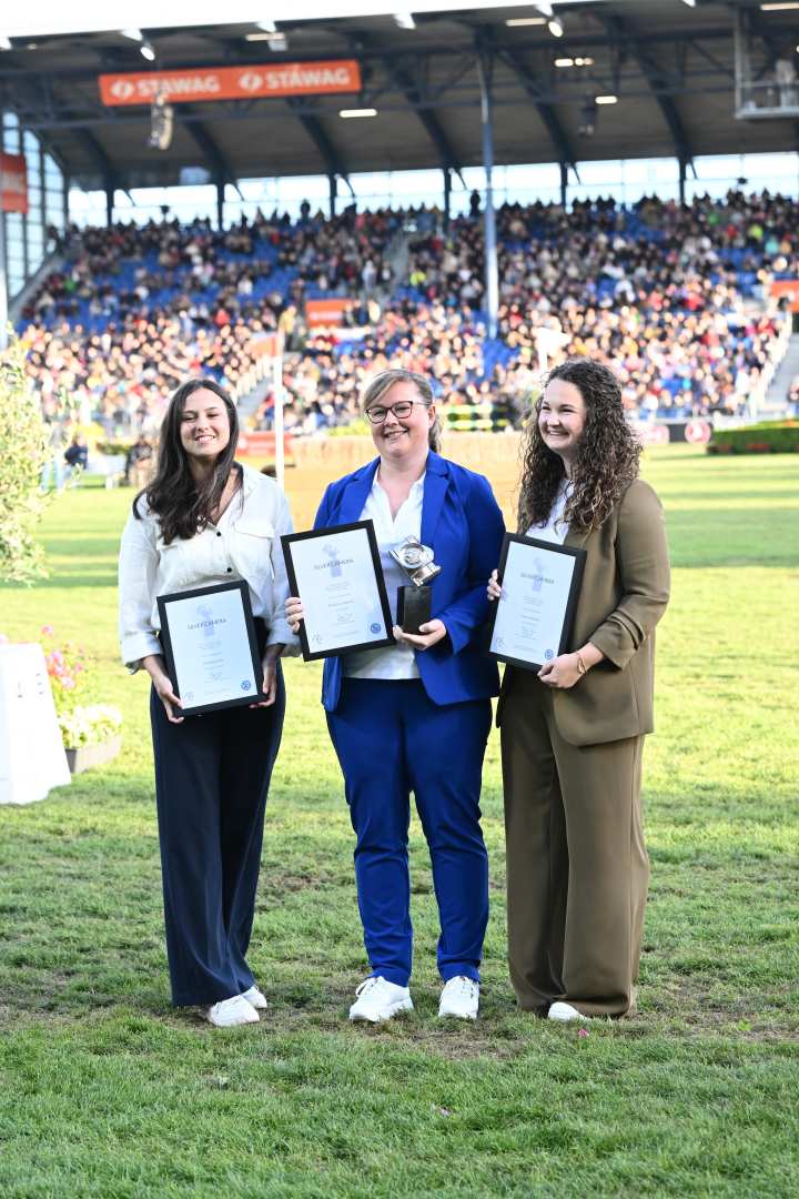 The photo shows the winner of the "Silver Camera", Rebecca Thamm, together with the runner-up Danielle Smits and the third-placed Jasmin Metzner. (Photo: CHIO Aachen/Hubert Fischer).