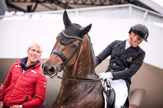 The photo shows Frederic Wandres, the winner of the Prize of VUV - Vereinigte Unternehmerverbände Aachen, on his Quizmaster, as well as his partner and groom Lars Lingus. Photo: Franziska Sack