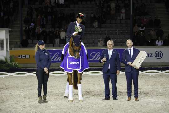 The photo shows Julio Mendoza Loor, the winner of the IWEST Prize, together with his groom, Matthias Meyer, Managing Director of IWEST, and ALRV Supervisory Board member Peter Weinberg. (Photo: CHIO Aachen/Hubert Fischer).