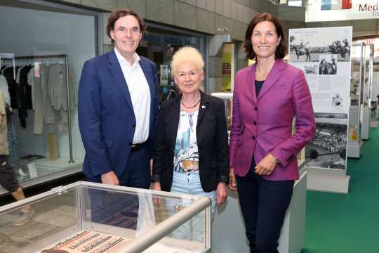 Das Foto zeigt die Ausstellungskoordinatorin Dr. Doris Beaujean eingerahmt von ALRV-Präsidentin Stefanie Peters und Norbert Laufs, dem Vorstandsvorsitzenden der Sparkasse Aachen.