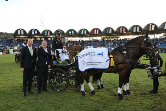Congratulations to the winner from Australia, Boyd Exell: ALRV Supervisory Board member Jürgen Petershagen and Alexander Wilden, owner and Managing Director of the schwartz Group. Photo: CHIO Aachen/ Michael Strauch