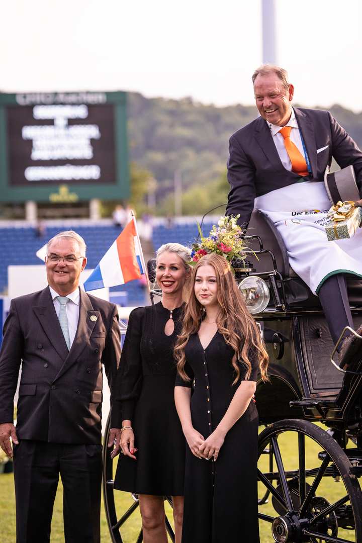 Congratulating the winner: Peter Weinberg, Member of the Supervisory Board of the ALRV, Tanja Horsch with daughter Emily. Photo: CHIO Aachen/ Jil Haak