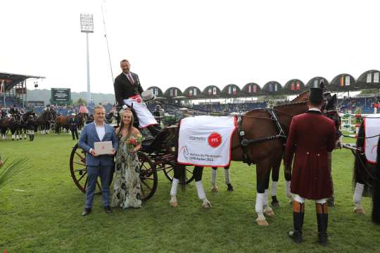 Jeremy Hammer, Managing Director Martello Immobilienmanagement GmbH & Co. KG, and his wife Elena congratulate the winner. Photo: CHIO Aachen/Michael Strauch