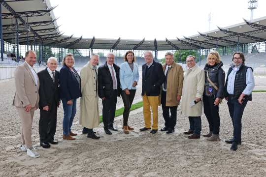 ALRV-Präsidentin Stefanie Peters bedankt sich bei langjährigen Vereinsmitgliedern.  (Foto: CHIO Aachen/Andreas Steindl).
