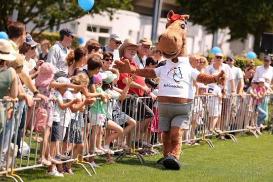 Karli is happy about all the visitors at Soerser Sonntag (picture: CHIO Aachen/Andreas Steindl)