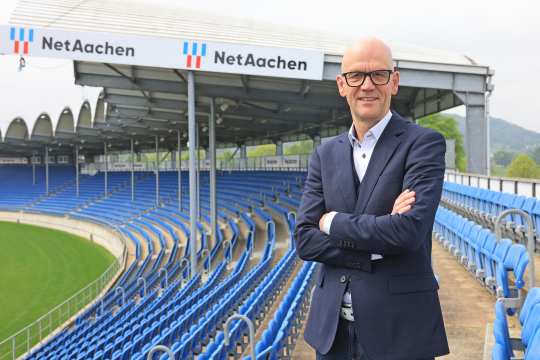 Das Foto zeigt NetAachen-Geschäftsführer Andreas Schneider auf seinem ganzen Stolz, der NetAachen Tribüne im Hauptstadion des CHIO Aachen. (Foto: CHIO Aachen/Andreas Steindl).