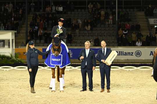 The photo shows Julio Mendoza Loor, the winner of the IWEST-Prize, together with his groom, Matthias Meyer, Managing Director of IWEST, and ALRV Supervisory Board member Peter Weinberg. (Photo: CHIO Aachen/Hubert Fischer).