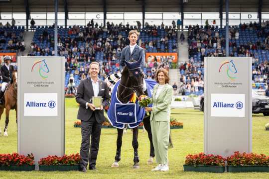 The photo shows Ben Maher, the winner of the Allianz-Prize, together with Oliver Leber, Head of the Sales Department of Allianz Beratungs- und Vertriebs-AG in Cologne, and ALRV-President Stefanie Peters. (Photo: CHIO Aachen/Jasmin Metzner).