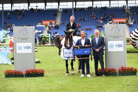 Das Foto zeigt den Sieger im VBR-Preis, den Belgier Koen Vereecke, gemeinsam mit Ralf Hündgen, Partner der Kanzlei VBR und ALRV-Vizepräsident Frank Kemperman. (Foto: CHIO Aachen/Hubert Fischer).