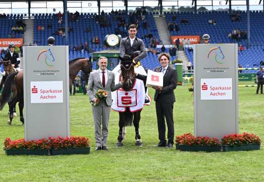 The photo shows the winner of the Sparkassen-Youngsters-Cup on Thursday, Nicola Philippaerts. At his side Norbert Laufs (Chairman of the Sparkasse Aachen) and Thomas Förl (Member of the Supervisory Board ALRV). Photo: Franziska Sack