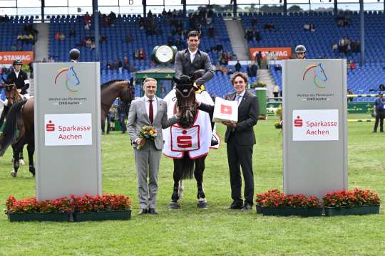 The photo shows the winner of the Sparkassen-Youngsters-Cup on Thursday, Nicola Philippaerts. At his side Norbert Laufs (Chairman of the Sparkasse Aachen) and Thomas Förl (Member of the Supervisory Board ALRV). Photo: Franziska Sack