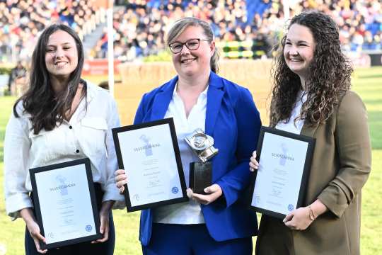 The photo shows the winner of the "Silver Camera", Rebecca Thamm, together with the runner-up Danielle Smits and the third-placed Jasmin Metzner (Photo: CHIO Aachen/Hubert Fischer).