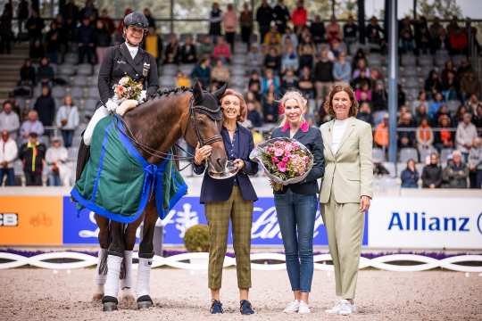 The photo shows the winner of the MEGGLE-Prize, Isabell Werth, together with Marina Meggle, Deputy Chairwoman of the Board of the Toni Meggle Foundation, Dörthe Eichinger and ALRV President Stefanie Peters. (Photo: CHIO Aachen/Franziska Sack).