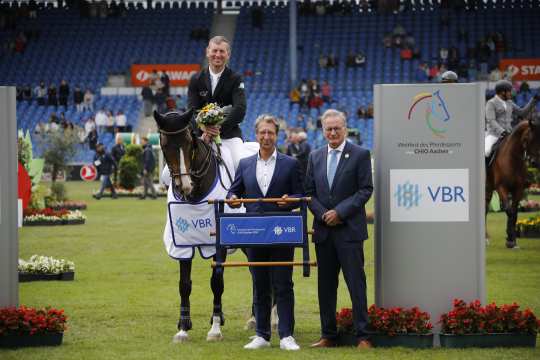 Sieger im VBR-Preis, den Belgier Koen Vereecke, gemeinsam mit Ralf Hündgen, Partner der Kanzlei VBR und ALRV-Vizepräsident Frank Kemperman. (Foto: CHIO Aachen/Hubert Fischer).
