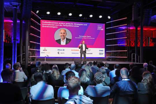 Das Foto zeigt Bayer 04 Leverkusens Vorsitzenden Geschäftsführer Fernando Carro auf der Bühne beim Kongress #neuland. Foto: Andreas Steindl