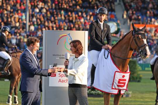 Winner 2024: Richard Vogel (GER) and Levi Noesar - presentation of the prize by Mr. Norbert Laufs (Chairman of the Board of the Sparkasse Aachen) accompanied by Mrs. Stefanie Peters (Member of the Supervisory Board ALRV). Photo: Andreas Steindl