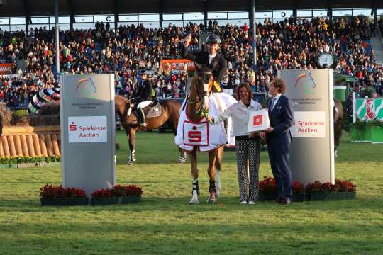 The photo shows the winner of the Sparkasse-Youngsters-Cup, Richard Vogel, together with the Chairman of the Sparkasse Aachen Norbert Laufs and ALRV President Stefanie Peters (Photo: CHIO Aachen/Michael Strauch).