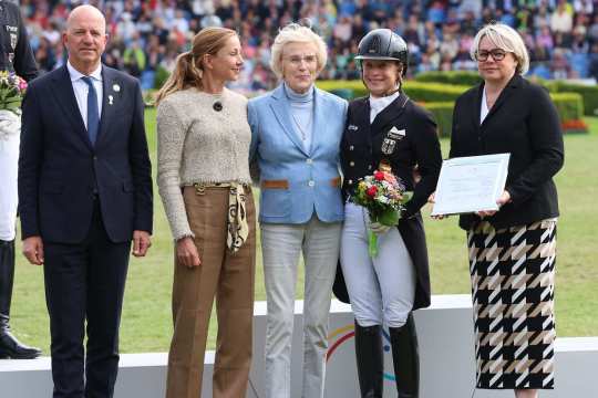 Winner 2024: Madeleine Winter-Schulze and Bolette Wandt (owner of Wendy de Fontaine) -  accompanied by the rider Isabell Werth - presentation of the prize by Mrs. Anja Heeb-Lonkwitz (Managing Director of the Liselott Schindling Foundation for the Promotion of Dressage Riding) accompanied by Mr. Jürgen Petershagen (Member of the Supervisory Board ALRV)