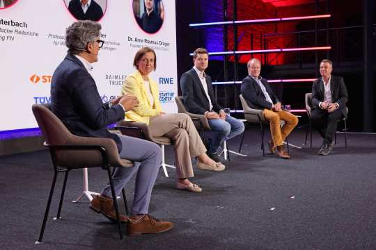 Soenke Lauterbach, Birgit Rosenberg, Prof. Dirk Winter und Dr. Arne Rasmus Dräger auf der Bühne des Kongresses #neuland nebeneinander sitzend und angeregt diskutierend.