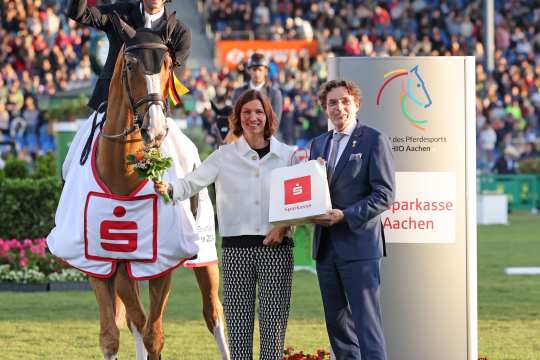 Der Sonderehrenpreis der Sparkasse Aachen 2024 geht an Richard Vogel (GER) mit seinem Pferd Levi Noesar. Der Preis wird überreicht durch Frau Stefanie Peters (Präsidentin des ALRV) in Begleitung von Herrn Norbert Laufs (Vorstandsvorsitzender der Sparkasse Aachen).